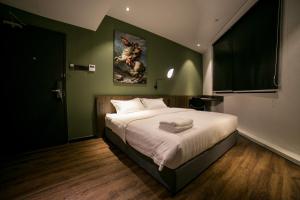 Postel nebo postele na pokoji v ubytování Eureka Hotel Penang