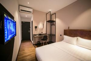 Postel nebo postele na pokoji v ubytování Eureka Hotel Penang