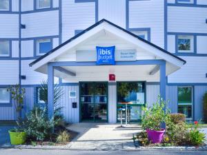 a building with a sign on the front of it at ibis budget Rouen Nord Isneauville in Isneauville