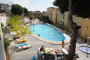 widok na basen w ośrodku w obiekcie Hotel Natura Park w mieście Comarruga