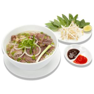 eine Schale Rindfleisch-Nudelsuppe und einen Teller Essen in der Unterkunft Nhà Nghỉ Diễm Quỳnh in Noi Bai