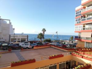 uma vista para o oceano a partir de um parque de estacionamento em luis 211 em Bajamar