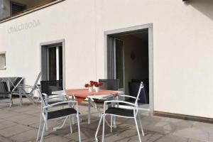 een tafel en stoelen op een patio bij Chalchboda in Arosa