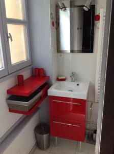 ラ・ブルブールにあるLe Rubis de Chanteriveのバスルーム(赤い洗面台、鏡付)