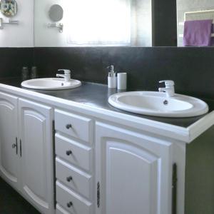 - une salle de bains blanche avec deux lavabos et un miroir dans l'établissement La Villa Léa, à Uzès
