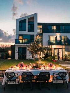 una mesa frente a un edificio con un árbol de Navidad en Villa Iris, en Baisha