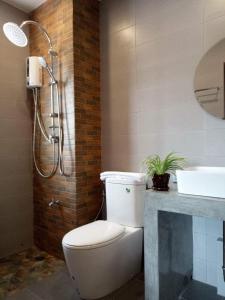 Un baño con inodoro, lavabo y ducha. en Lanta White’s House, en Ko Lanta