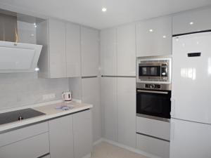 A kitchen or kitchenette at AGUAMARINA 12 MENYBER