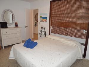 A bed or beds in a room at AGUAMARINA 12 MENYBER