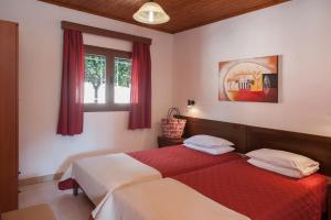 Postel nebo postele na pokoji v ubytování Amalia Cottages + 14 fotografií