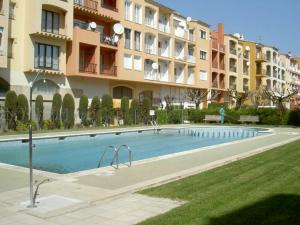 a large swimming pool in front of a building at BLAU CEL in Empuriabrava