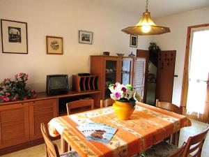 A television and/or entertainment centre at Andrea Még 27 kép