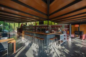 eine Bar in einem Restaurant mit Holzdecken und Barhockern in der Unterkunft L'Aixart Aiguablava Hotel in Begur