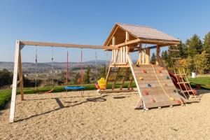 Ein Kinderspielbereich in der Unterkunft Apartmány Tlustý svišť