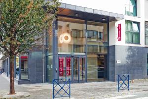 een gebouw met een boom ervoor bij Appart'City Confort Bruxelles Centre Gare du Midi in Brussel