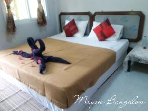 เตียงในห้องที่ Mayow Bungalow Kohmook Trang