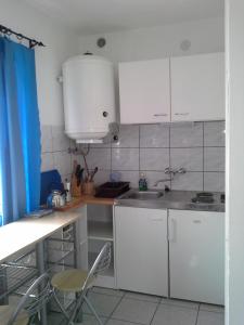 A kitchen or kitchenette at Kiad-lak apartmanok - SZÉP kártya elfogadó