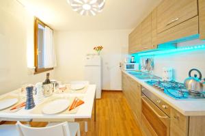 eine Küche mit einer weißen Theke und einem Kühlschrank in der Unterkunft San Marco Apartment Fabbri in Venedig