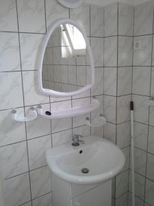 A bathroom at Kiad-lak apartmanok - SZÉP kártya elfogadó