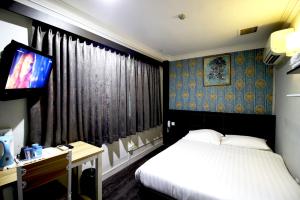 Tempat tidur dalam kamar di HOTEL JJH Aliwal
