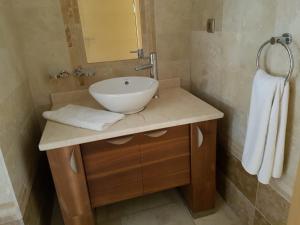 y baño con lavabo blanco y espejo. en Luxury Apartments in GoldCity Complex, en Kargicak