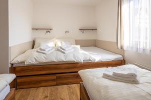Ein Bett oder Betten in einem Zimmer der Unterkunft Apartmány Tlustý svišť