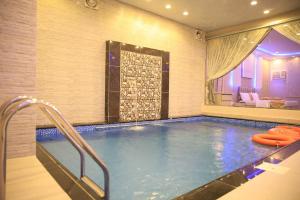 a large swimming pool in a hotel room at استراحات بيت كندا بالشفا in Taif