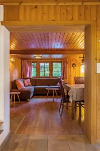 een woonkamer met een bank en een tafel bij Charming Little Chalet for 6 People & Free Ski Lockers in Grindelwald