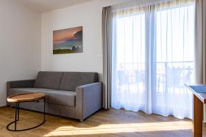 Ein Sitzbereich in der Unterkunft Apartmány Tlustý svišť