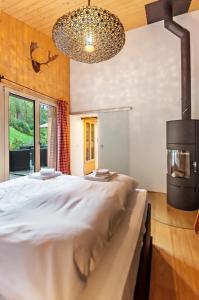 een slaapkamer met een groot bed en een open haard bij Charming Little Chalet for 6 People & Free Ski Lockers in Grindelwald