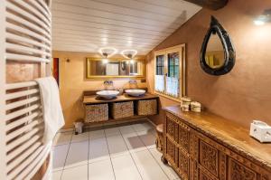 een badkamer met 2 wastafels en een grote spiegel bij Charming Little Chalet for 6 People & Free Ski Lockers in Grindelwald