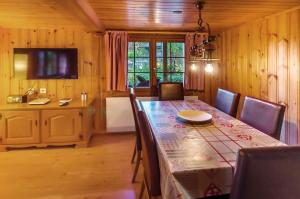 TV a/nebo společenská místnost v ubytování Charming Little Chalet for 6 People & Free Ski Lockers