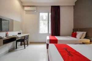 Gallery image of RedDoorz near Goa Sunyaragi in Cirebon