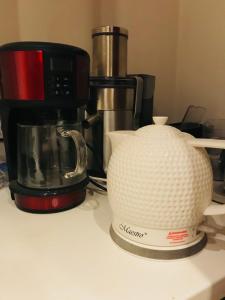 ワルシャワにあるMarszałkowska Apartments Studio Central Warsawのコーヒーメーカー、カウンターのミキサー