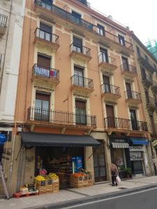 ein Gebäude mit einem Obststand davor in der Unterkunft San Sebastián Hideaway in San Sebastián