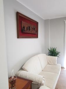 グラナダにあるApartamento Centro de Granadaのリビングルーム(白いソファ、テーブル付)
