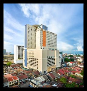 un gran edificio en una ciudad con edificios en Cititel Express Penang, en George Town