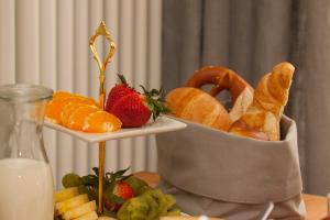una cesta de pan y fruta en una mesa en Bed and Breakfast unter den Linden, en Nördlingen