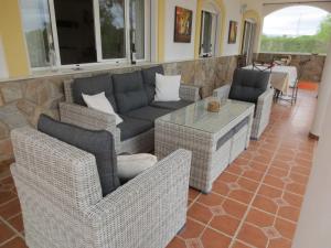 een woonkamer met een bank, stoelen en een tafel bij Casa Gregory in Turre