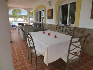 een tafel met rode solo kopjes erop bij Casa Gregory in Turre