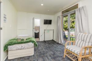 TV a/nebo společenská místnost v ubytování Riverside Lodge Paihia