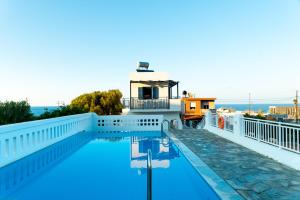 Bazén v ubytovaní Okirroi Villas Chersonissos alebo v jeho blízkosti
