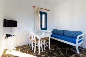 Televízia a/alebo spoločenská miestnosť v ubytovaní Okirroi Villas Chersonissos