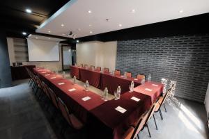 a conference room with a long table and chairs at Namin Dago Hotel in Bandung