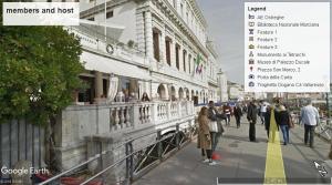 un grupo de personas de pie en una acera al lado de un edificio en Suite Apartment San Marco 1825, en Venecia