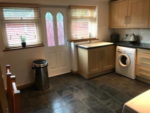 una cocina con lavadora y lavadora en The Bungalow, en Billericay