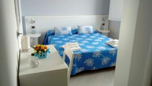 ポルト・チェザーレオにあるVilla Belvedere Salentoのベッドとテーブル付きの小さな部屋