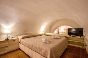 ローマにあるMagenta Collection Specchiのベッドルーム1室(ベッド2台、薄型テレビ付)