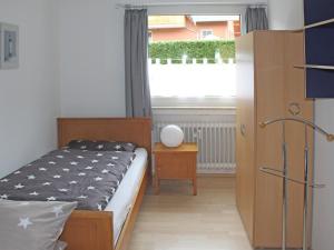 ボーデンヴェルダーにあるBeautiful apartment in Bodenwerder with balconyのベッドルーム(ベッド1台、窓付)