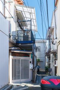 - Edificio con puerta y balcón en Suiren Residential Suite Tokyo, en Tokio